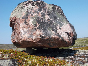 Индиры-огромные камни / Огромные камни,лежащие на крохотных камушках, разбросаны по всей территории Кольского п-ва. 
,
