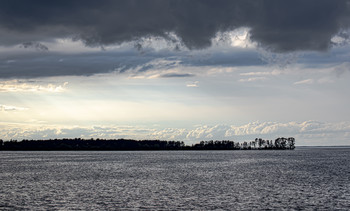 Перед грозой / Волга