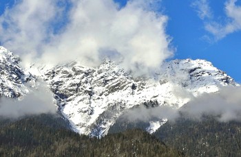 Заснеженные горные вершины Кавказа / Заснеженные горные вершины Кавказа в облаках