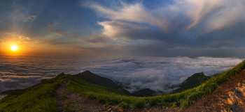 Дорога в облака / Рассвет на вершине горы Бештау (1400 метров). Внизу - низкий облачный фронт закрывает города