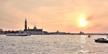 Венецианский день догорает / Венецианский день догорает, солнце перед заходом разукрасило небосвод.