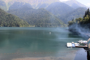 Озеро Рица / На озере дымок,шашлычком даже запахло.....
