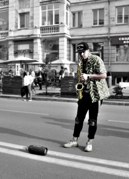 уличный музыкант / музыканты на улицах города теперь не редкое явление, бывает посреди дороги