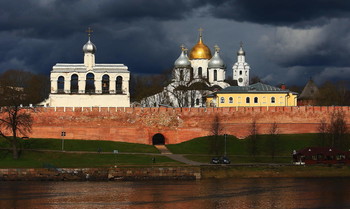 Тучи над городом встали, в воздухе пахнет грозой! / Великий Новгород.