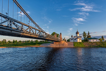 Цепные мосты (1853 г.) и Церковь Николая Чудотворца (1543 г.) / г.Остров, Псковская область