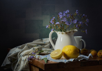 Лимон и синие цветы / Предметная композиция