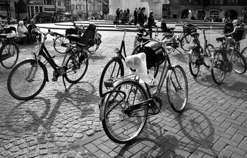 Транспорт Амстердама / Велосипеды в Амстердаме - самый популярный транспорт. Езда на велосипеде является важной составляющей голландской культуры .Амстердам — велосипедная столица. Свою популярность в Нидерландах велосипеды приобрели десятки лет назад. Они экологичней, чем машины, дешевле, чем общественный транспорт, плюс — несомненно укрепят здоровье.