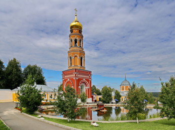Вознесенская Давидова пустынь / Надвратная колокольня построена в 1844-1845 гг. Высота 70м.