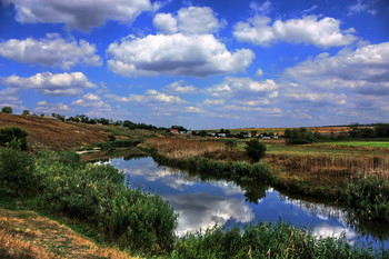 Отражение / Вид с высокого берега,отражение облаков в реке