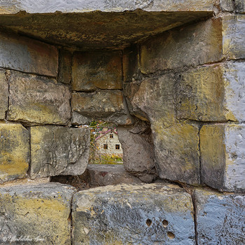 окошки / снято в Серпухове, вид из части уцелевшей древней стены Кремля.