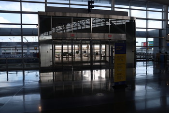 JFK - вход в терминал / ***