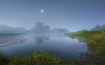 Одинокая луна.. / Ивановская область, река Теза