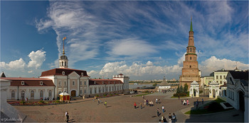 &nbsp; / Казань, кремль. 
Справа - башня Сююмбике, относится к «падающим» башням.
Отклонение её шпиля от вертикали составляет 1,98 м.