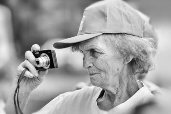 Нашей жизни фотолента.... / 12.07.2021г. - ДЕНЬ ФОТОГРАФА!
 
Пусть ракурс будет самым лучшим,
А фокус — только на успех.
И в панораме дней везучих
Во всём сопутствует успех.

Пред вами жизнь пускай откроет
Весь спектр отличных перспектив,
Пусть с самой искренней улыбкой
Вам люди смотрят в объектив!