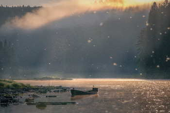 Лодка и уточка / Рассвет жаркого дня на Чусовой. Слепой дождик пробивается сквозь облака поденок на фоне восходящего из-за туманных предгорий солнца.