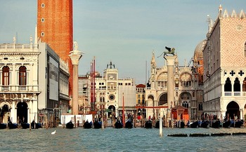 Прибываем в Венецию / Прибываем в Венецию, вода, подтопившая площадь и улицы города стала спадать