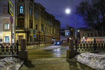 Москва вечерняя / Слева Константинопольское патриаршее подворье (Крапивенский пер.)