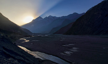Вечер в долине реки Кали Гандаки / Непал. Гималаи. Дхаулагири