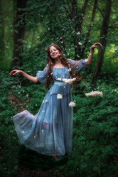 Ливень из пуха и перьев / модель Юлиана Смирнова
платье предоставлено студией «Косплей»
