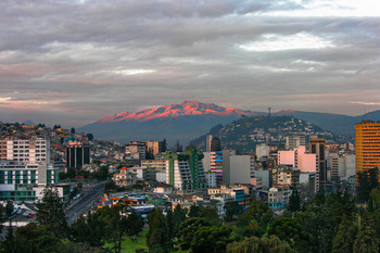 Кито / Кито, столица Эквадор, расположен на высоте 2800 метров на склоне вулкана Пичинча