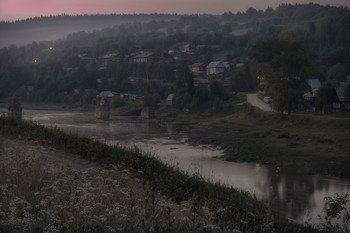 Белая ночь над Усьвой / Миновала полночь. Легкий ночной туман струиться вдоль реки над спящим поселком.