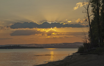 Когда уходит солнце на покой... / Река Волга.