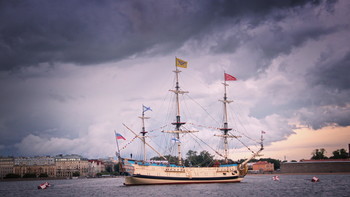 Линейный 54-пушечный корабль 4 ранга &quot;Полтава&quot; / Полтава» – копия боевого 54-пушечного корабля 1712 года. Санкт-Петербург.
Историческая справка:
в строительстве корабля принимал личное участие Пётр I. Корабль получил своё название в честь важной победы, одержанной русской армией над шведами в Полтавской битве, и стал первым линейным кораблём, заложенным и построенным в Санкт-Петербургском адмиралтействе.
Во время своей службы, с 1712 по 1732 год, «Полтава» входила в состав Балтийского флота, до окончания Великой Северной войны принимала участие в шести морских кампаниях (1713-1717 и 1721 годов); позднее участвовала в практических плаваниях кронштадтской эскадры в Балтийском море. В период боевой службы линейного корабля на нём дважды держал свой флаг Пётр I.