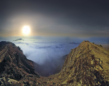 В утреннем тумане скрылись горы и моря / Крым