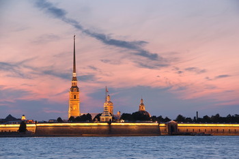 Рассвет над Петропавловской крепостью. / Петропавловская крепость в Санкт-Петербурге — старейший архитектурный памятник города. Дата закладки крепости считается датой основания Северной столицы. ... До 20 века Петропавловская крепость выполняла и функцию тюрьмы, куда помещались без суда (только по царскому решению) особо опасные государственные преступники. Одним из первых узников стал царевич Алексей, сын Петра I. Здесь побывали Радищев, декабристы, братья Бестужевы, Чернышевский.