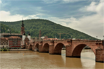 Старый мост г. Гейдельберг ( нем. Heidelberg ) — город в Германии / Одной из главных достопримечательностей Гейдельберга является прекрасный Старый мост, также известный как мост Карла Теодора. Он представляет собой огромную дугообразную конструкцию, проложенную через речку Некарр и расположенную прямо в историческом районе города. Старый мост в его нынешнем виде был сконструирован в 1788 году при великом курфюрсте Карле Теодоре. Он стал девятым по счету мостом, построенным на этом месте. В его стиле прослеживаются черты раннего барокко, он является продолжением древнего каменного переулка, ведущего из старой части города к Горе святых. Общая длина конструкции составляет 200 метров, а средняя ширина - 7 м.
