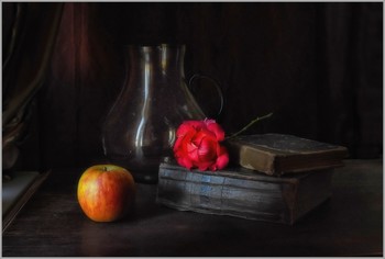... Яблоко и роза ..... / предметная композиция