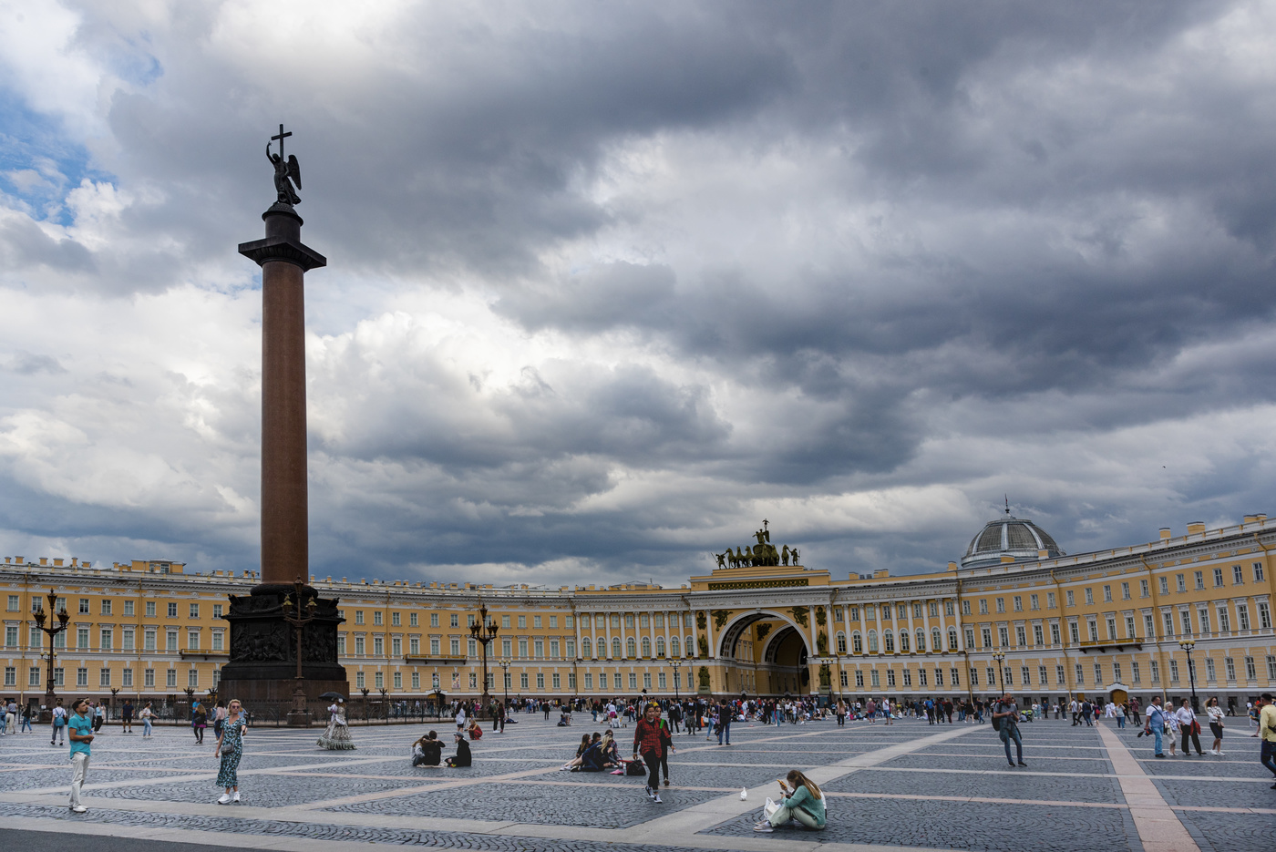 Дворцовая площадь в Санкт Петербурге кони