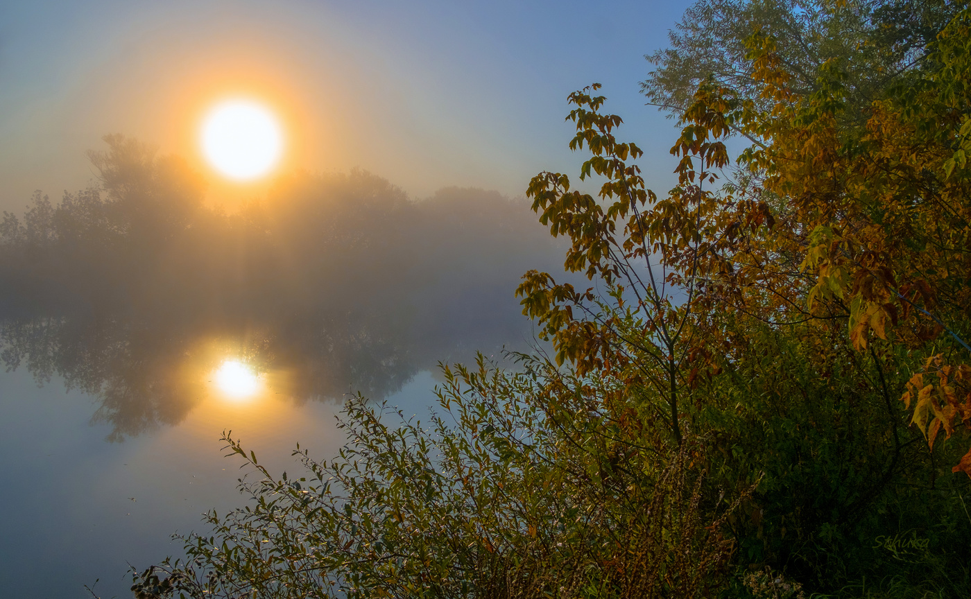 Осенний рассвет на озере фото