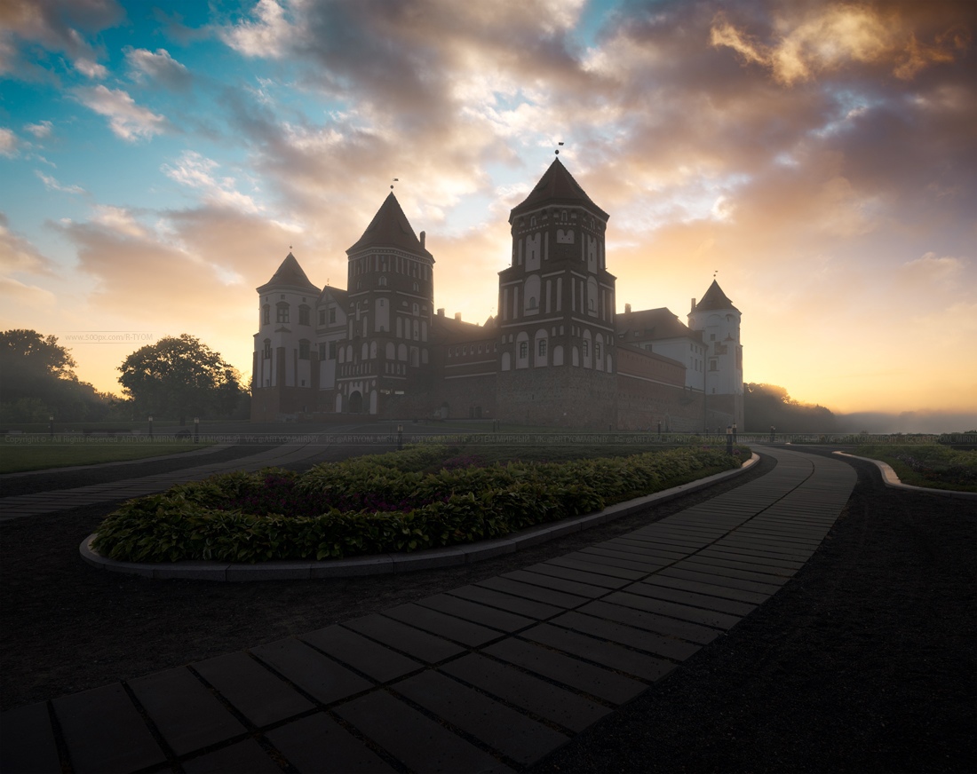 Mir castle. Мирский замок. Замок мир в Белоруссии. Мирный замок Беларусь. Мирский замок ночью.