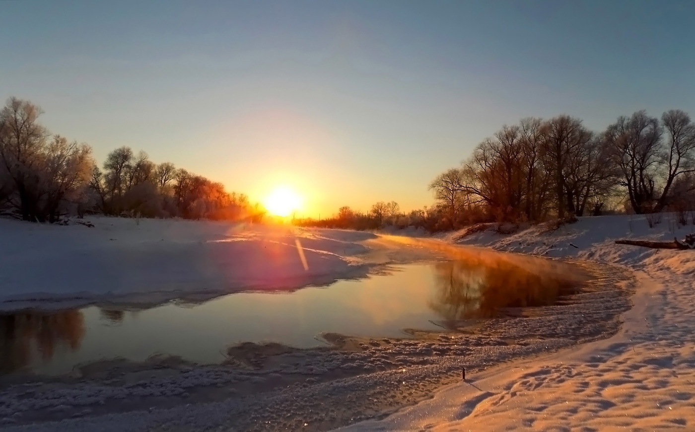 Закат на зимней речке фото