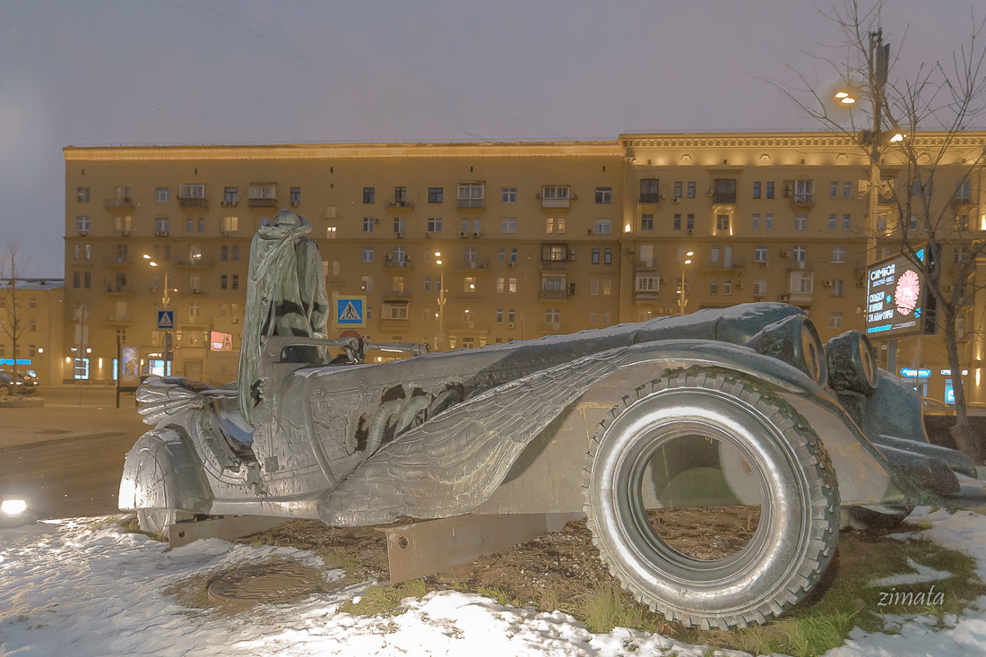 машина Воланда / в переулке Москвы