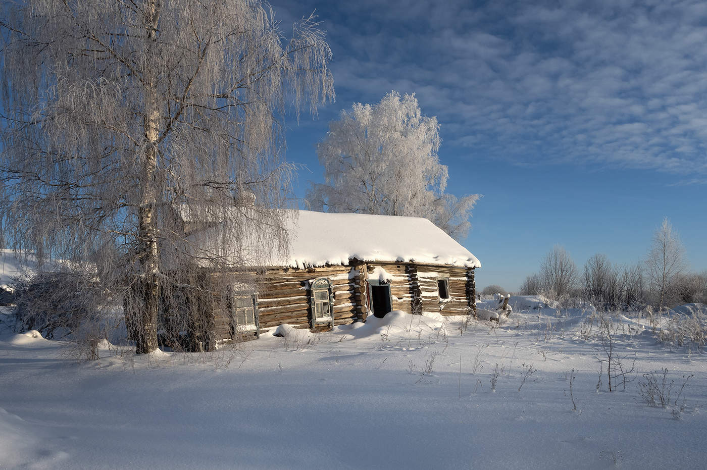 Зимний деревенский дом