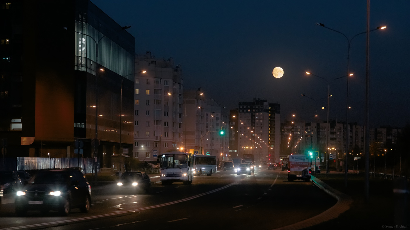 Вечернее видео. Ночной город не спит. Ночь над городом. Огни вечернего города. Вечерний город вечер двор.