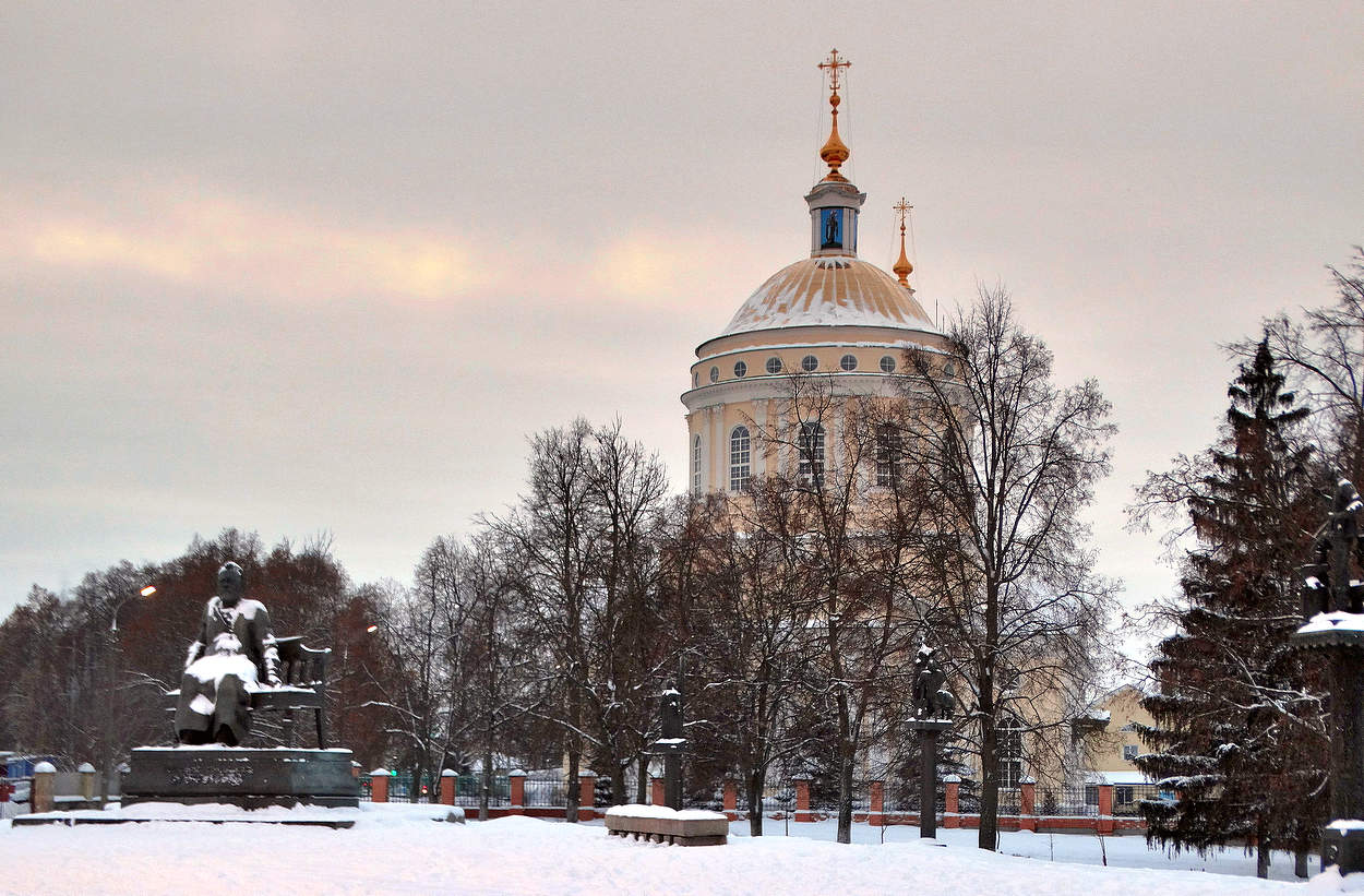 Памятник лескову в орле фото