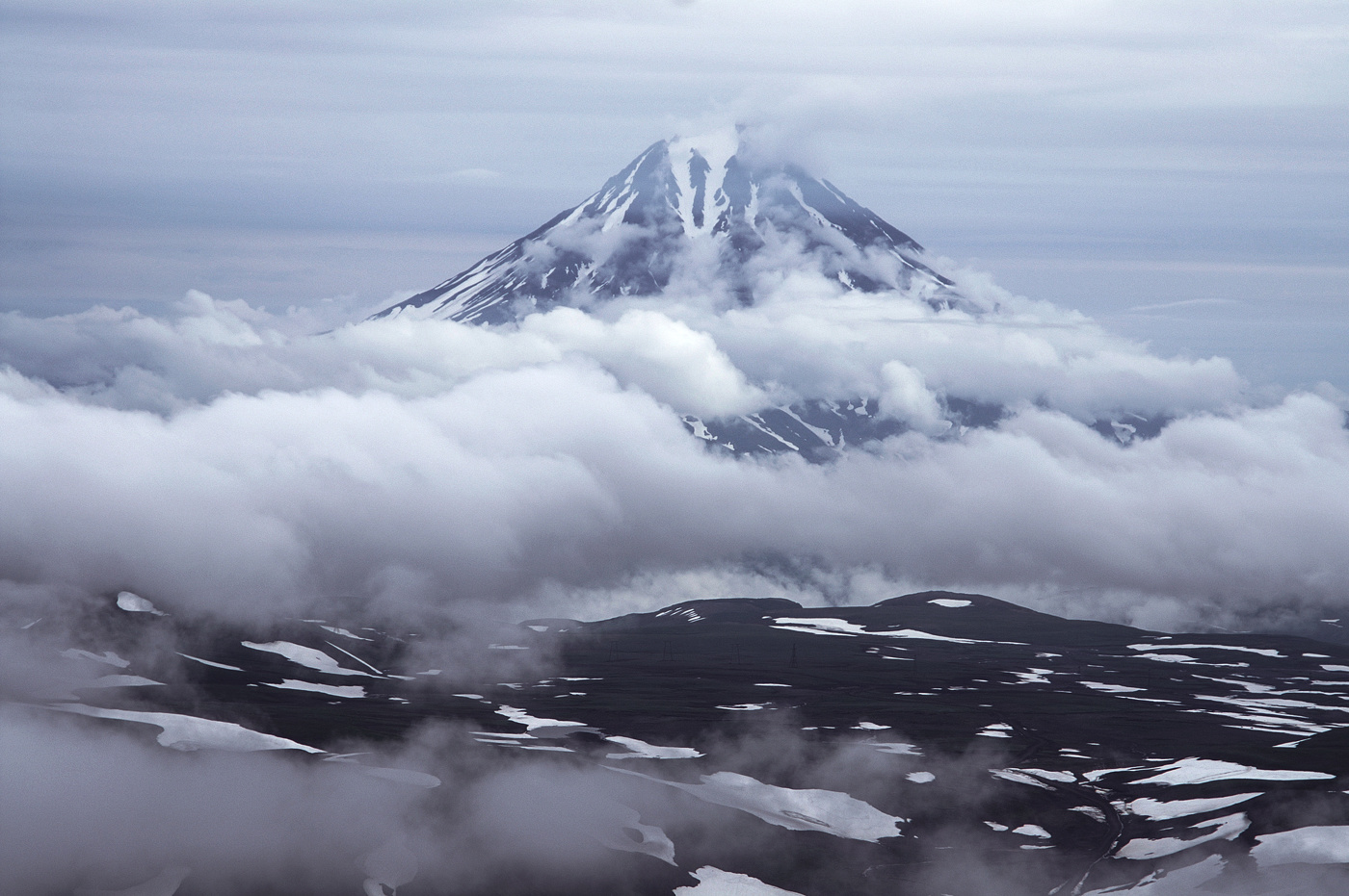 Черное белое фото вулканов