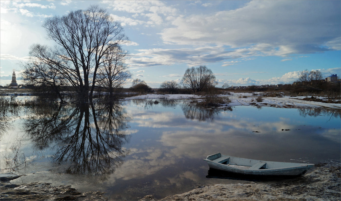 Весенний паводок это. Весенний разлив реки Шерна. Весеннее половодье 2023 Башкирия. Разлив реки Кубань. Павлово Весеннее половодье пейзажи.