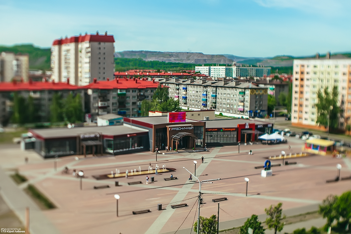 Сейчас в междуреченске. Междуреченск площадь. Аэросъемка Междуреченск Лобачев Юрий. Площадь праздничная Междуреченск. ТЦ праздничный Междуреченск.