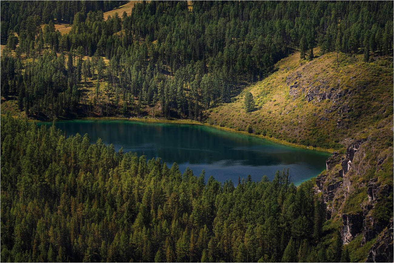Изумрудное озеро Алтай