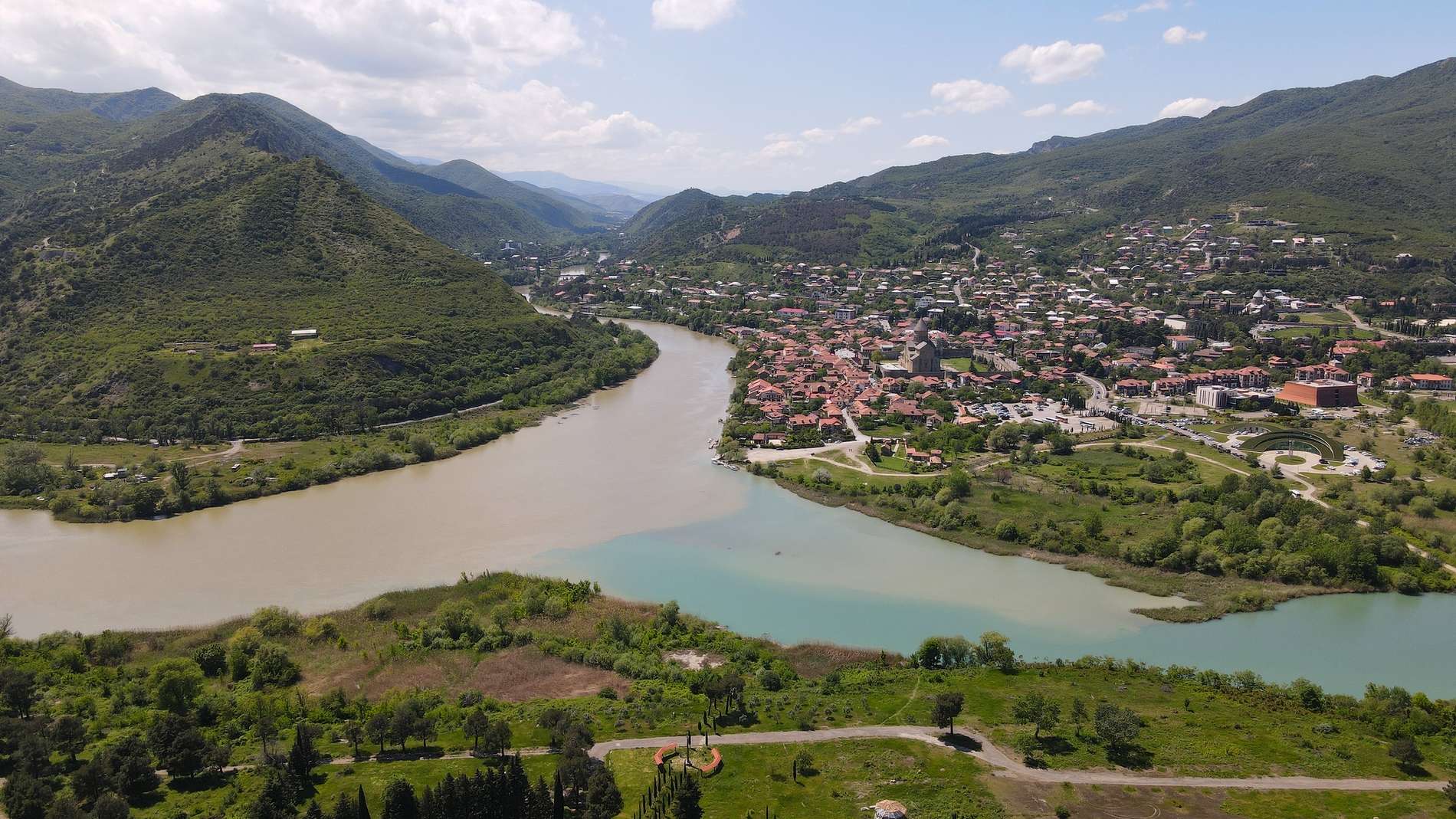 у реки грузия