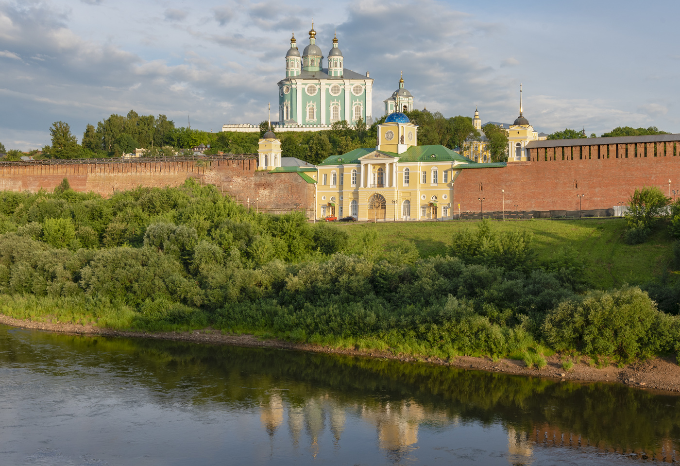 Смоленск собор сирень