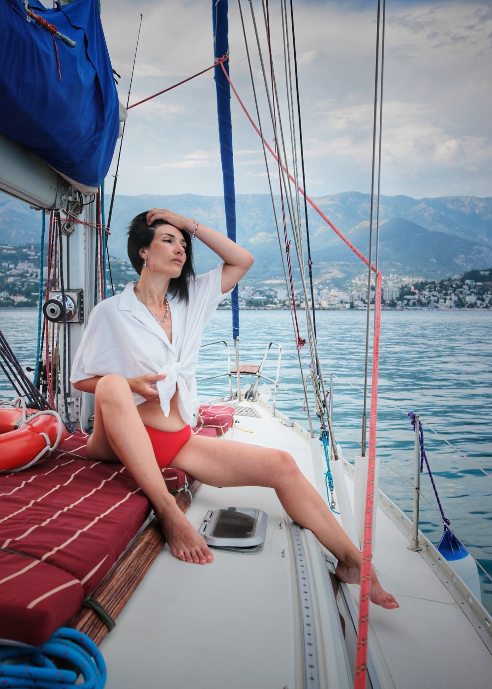Милая морячка стоя в море ловит кайф