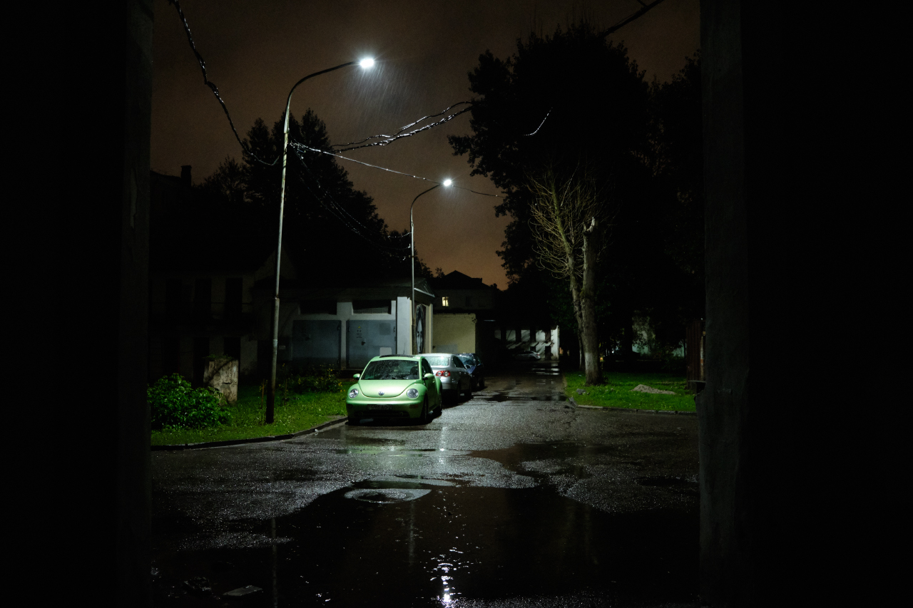 18 вечером 14. Двор вечер дождь. Машина под дождём вечером во дворе. Фото движение авто в дождь осенью.