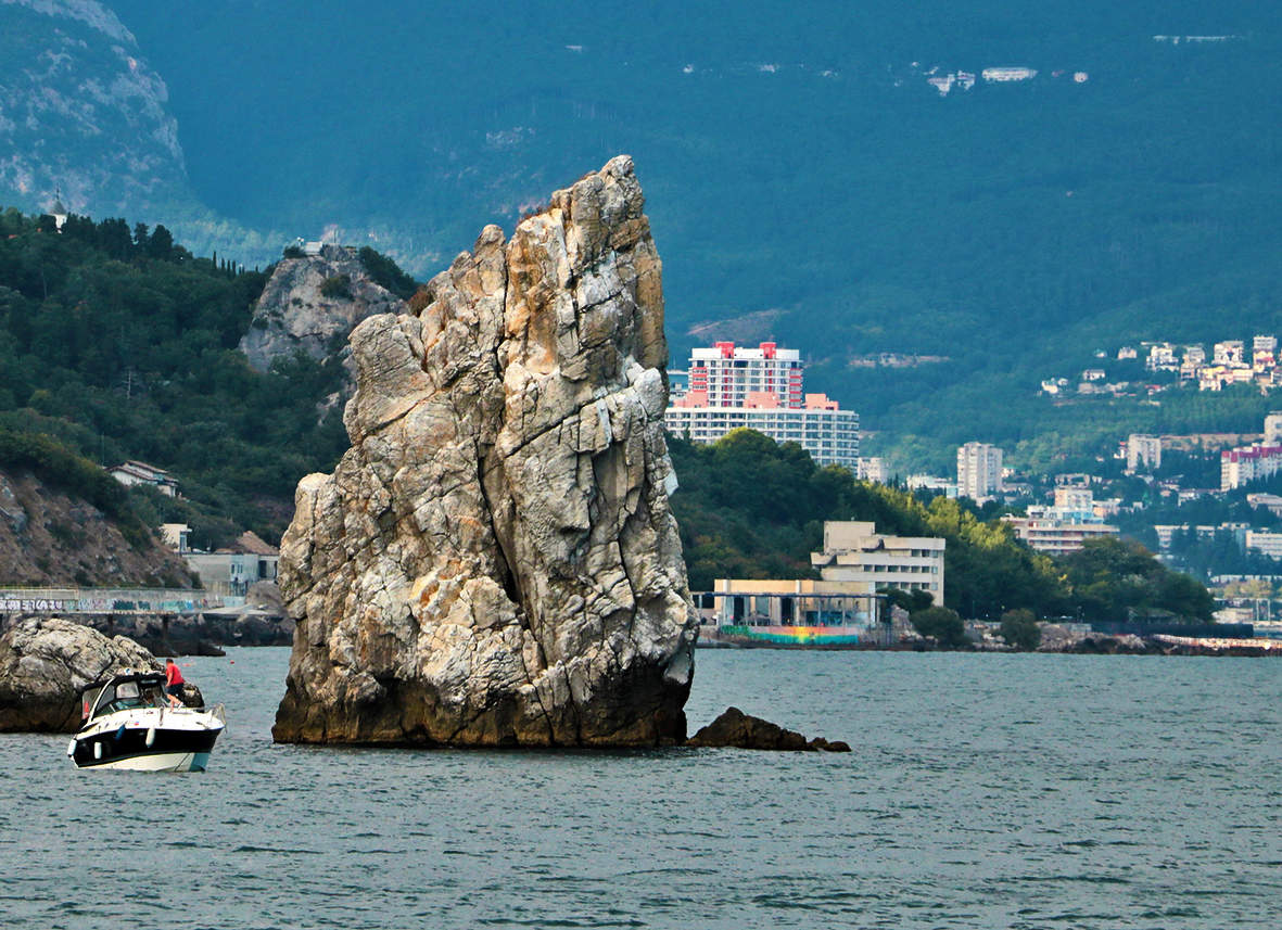 Ялта парус в этом мире. Крым скалы. Ялта. Фото на скале Парус. Новая Ялта.