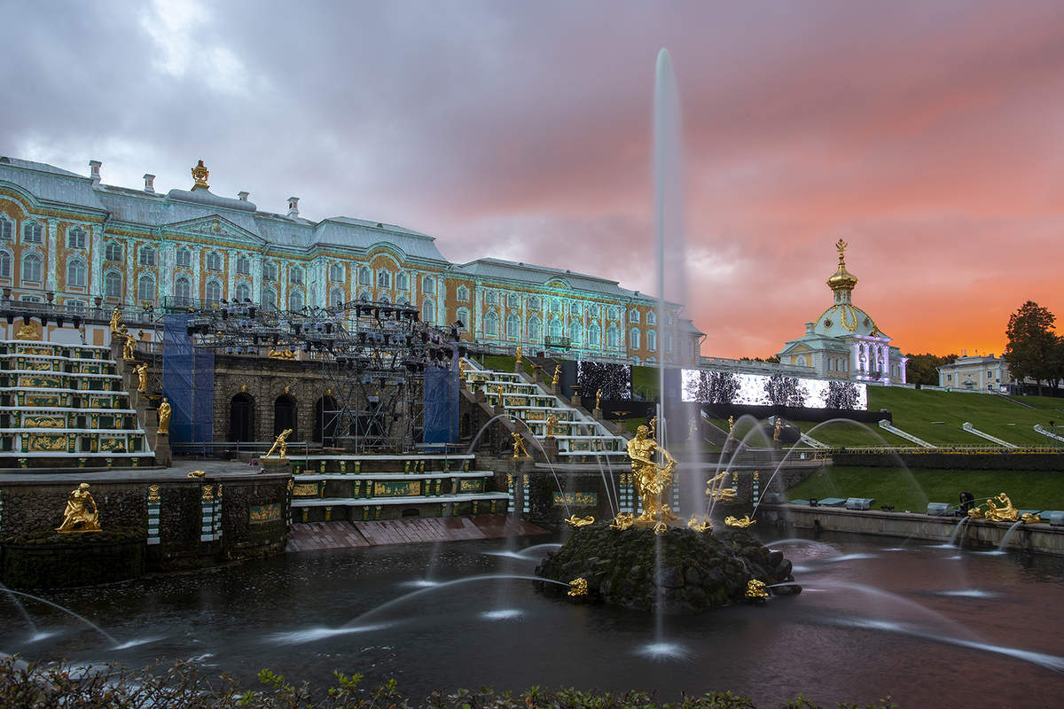 Петергофский дворец в Санкт Петербурге