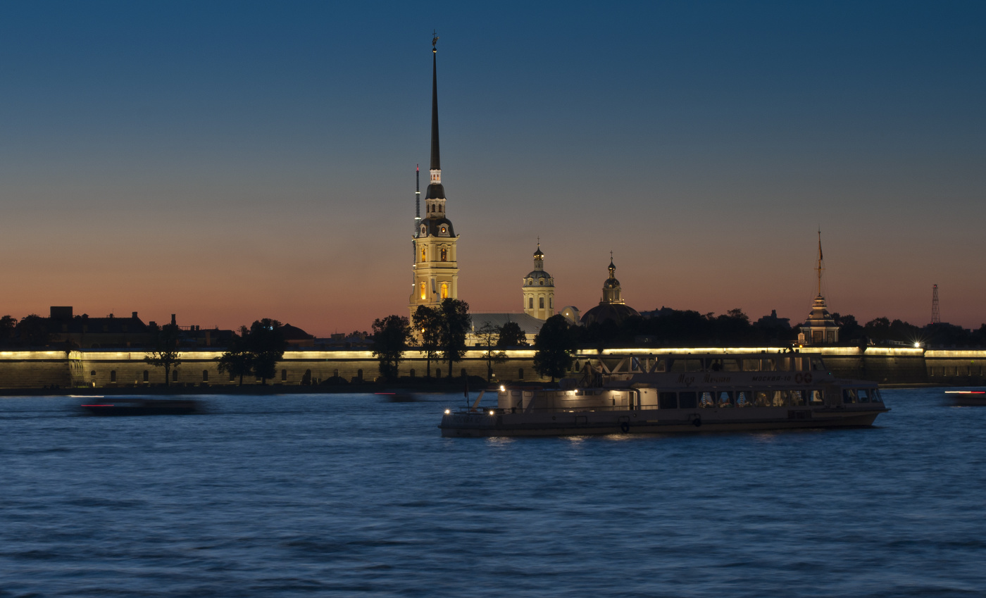 Ночной Санкт Петербург / Нева прогулочный теплоход петропавловская крепость